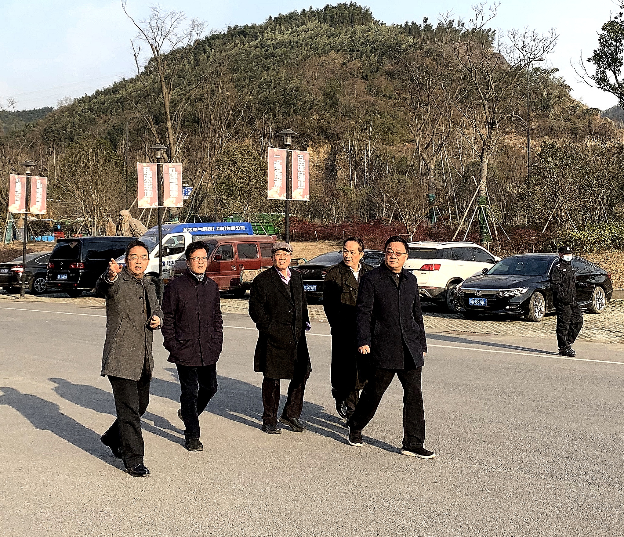 拳拳之心  殷殷之情  老領(lǐng)導(dǎo)們參觀考察建華長城機(jī)電市場