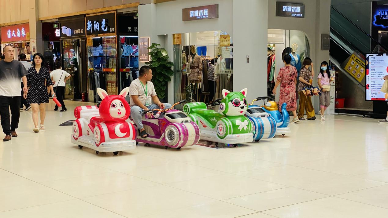兒童游樂車現(xiàn)身錢江商城，深受小朋友青睞