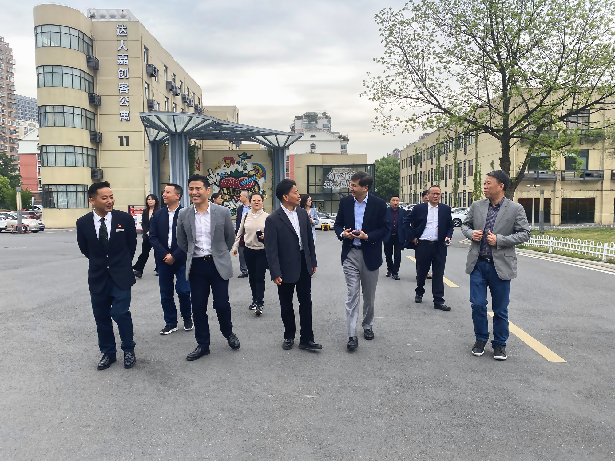 杭州市政協(xié)副主席、市工商聯(lián)主席馮仁強 一行蒞臨廬陽建華文創(chuàng)園考察