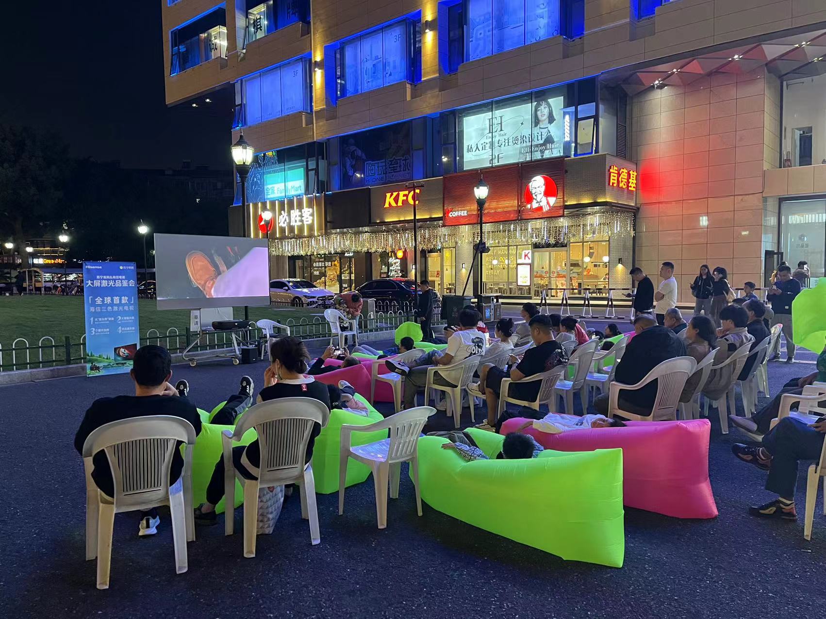 水晶城露天電影盛宴，歡聲笑語中感受夜晚魅力