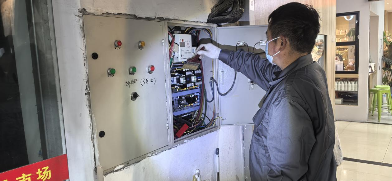 錢江商城排煙風機控制柜維護完成，安全保障再升級