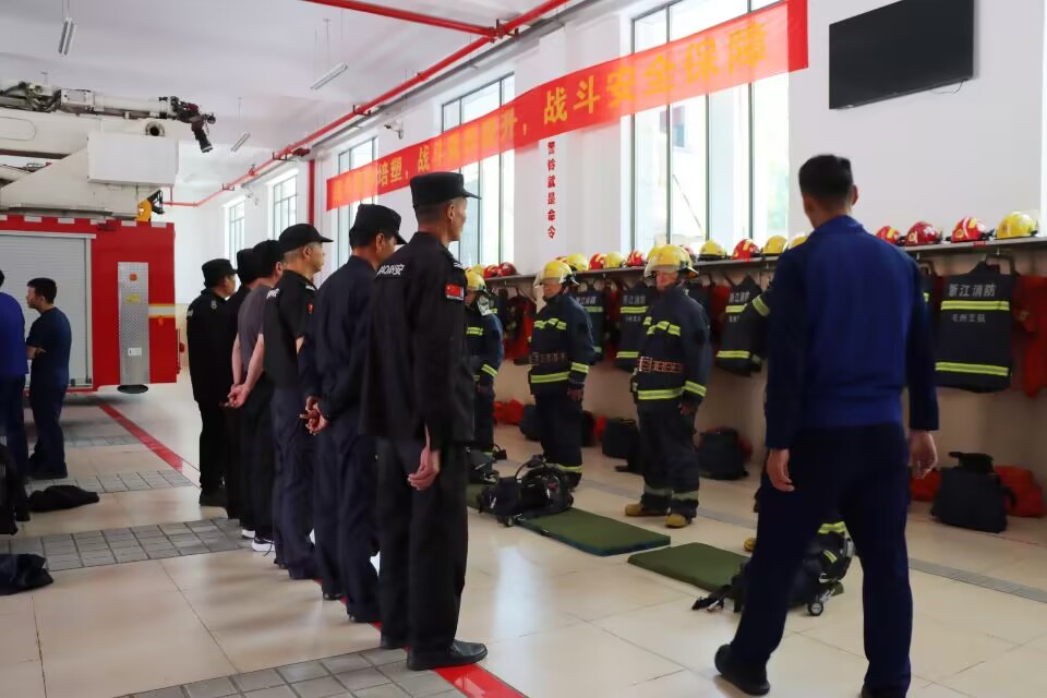建華長城機電員工赴軍營接受消防培訓(xùn)