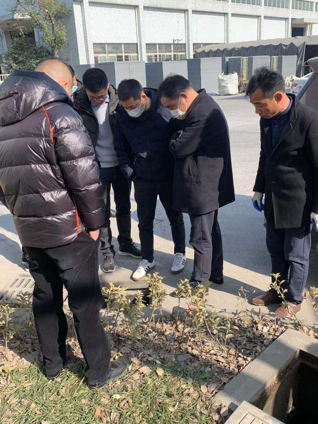 余杭區(qū)塘棲鎮(zhèn)環(huán)境水務局領導  實地勘察“雨污管網(wǎng)分流”改造工程